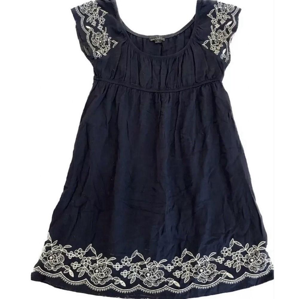 One Clothing Embroidered Dress Size Large Short Navy Blue & White Cap Sleeves